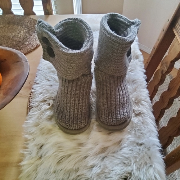 Authentic VGUC UGG Grey CardiSize 3 (LittGirl) 6/7 - Picture 5 of 15